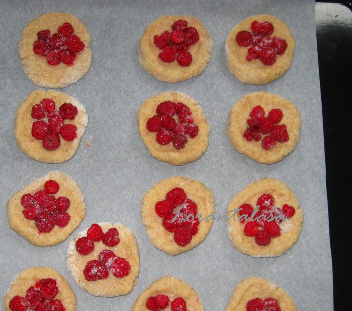 Творожные коржики с малиной