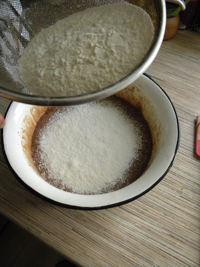 Шоколадные кексы с яблочным джемом и легким безе