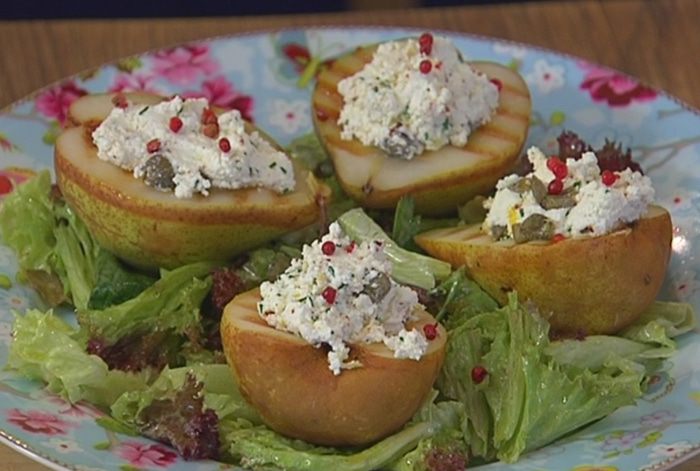Груши, начиненные творогом и каперсами 