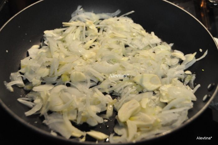 Жаркое из свинины с луком, чесноком и цитрусом