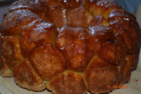 Обезьяний хлеб с вяленой вишней