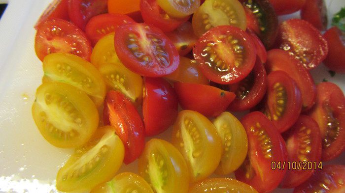 Пицца с руколой и помидорами черри