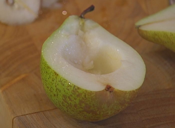 Груши, начиненные творогом и каперсами 