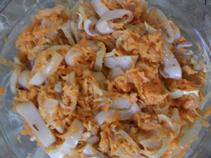 Отличная закуска из кальмаров и овощей