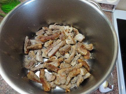 Свинина в пикантном соусе с персиками