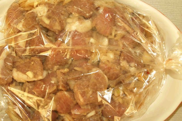 Свинина, запеченная на луковой подушке