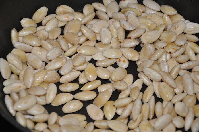 Конфетки с миндально-винной начинкой и кленовым сиропом