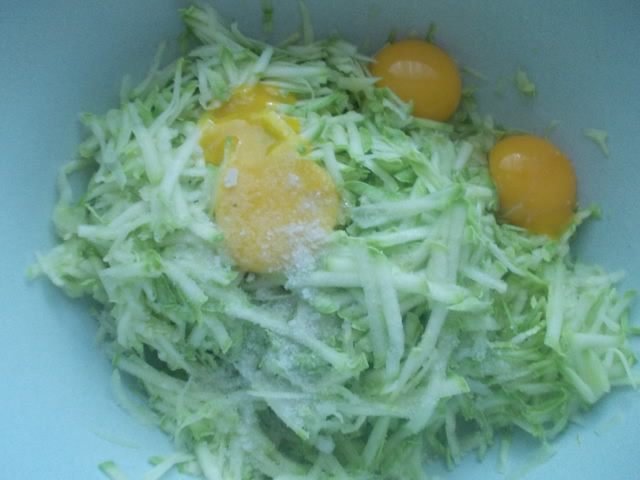 Рулет из кабачкового теста с начинкой из овощей, мяса и сыра