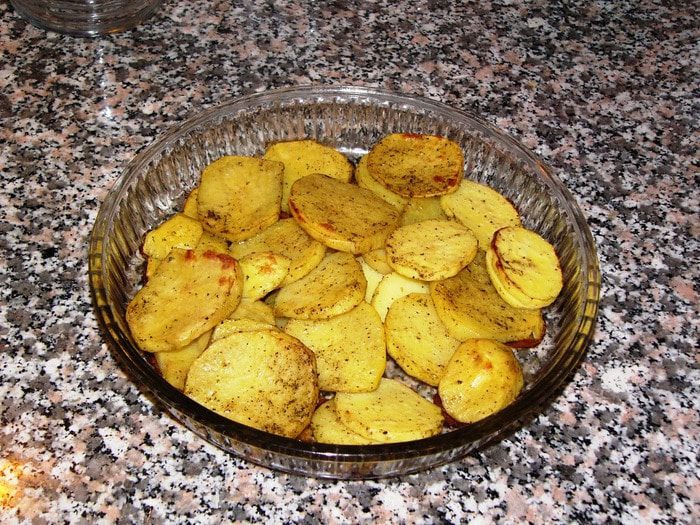 Котлеты с начинкой из шпината под томатным соусом