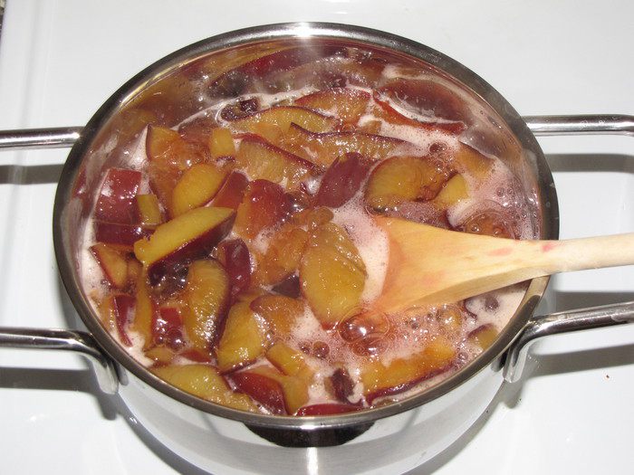 Сливовое варенье с бананами и орехами