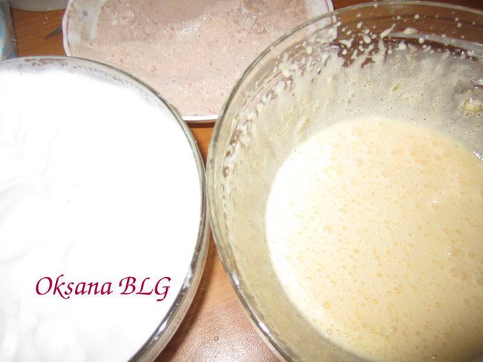 Двухцветный бисквитный торт..