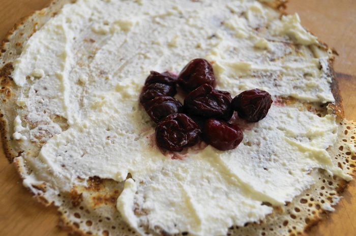 Тонкие блинчики с творогом и вишней