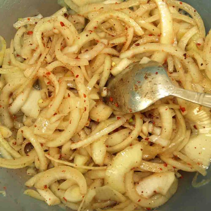 Свинина, запеченная на луковой подушке