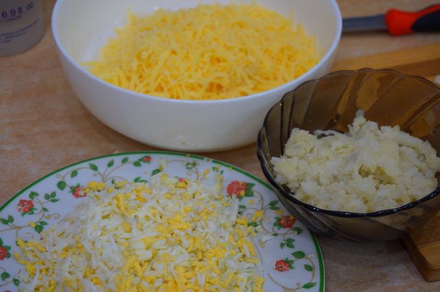 Слоеный салат с курицей и орехами