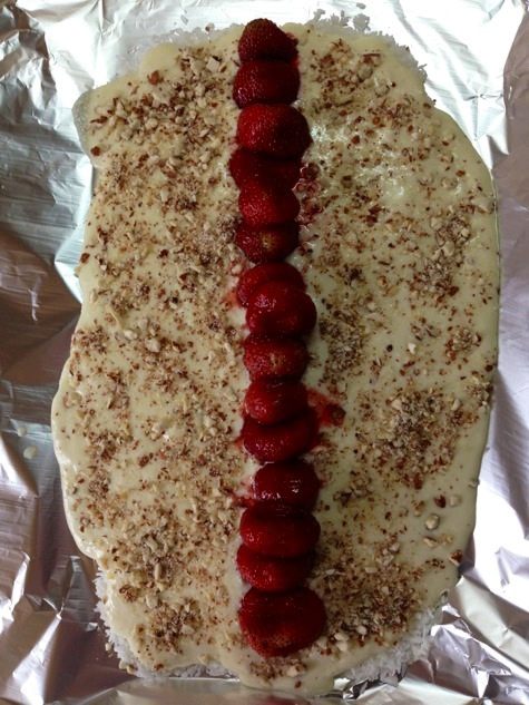 Творожный десерт-рулет с клубникой и миндалем