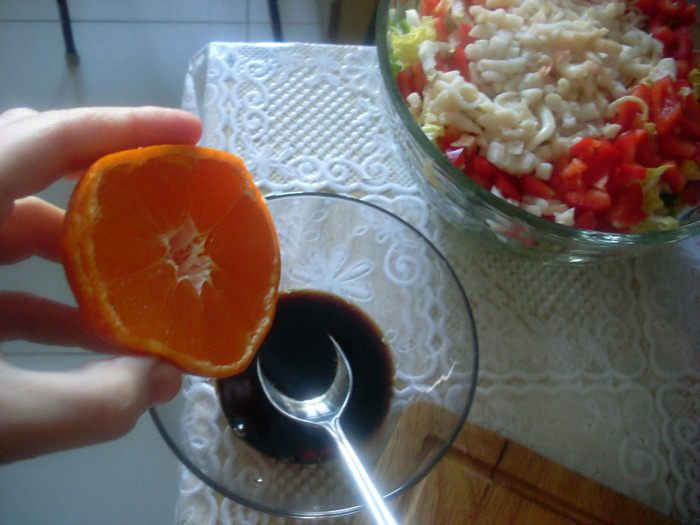 Салат с кальмарами и диетической заправкой