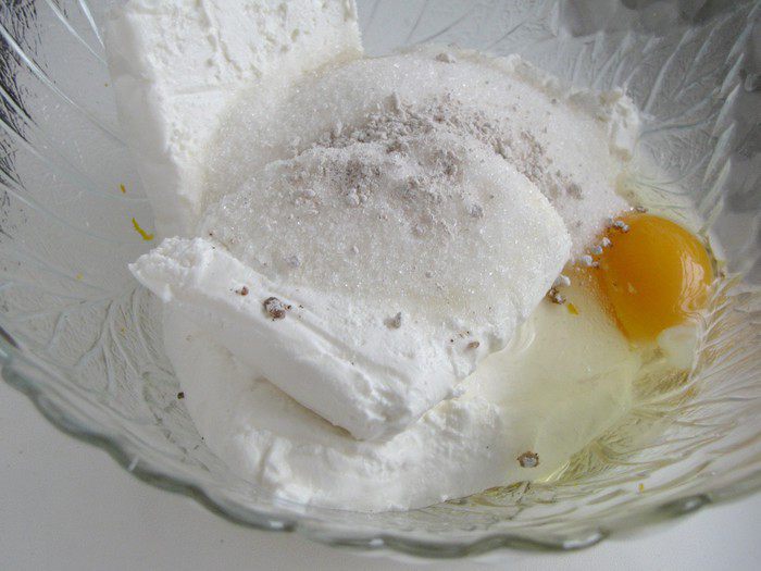 Тертый пирог с творогом и грушами