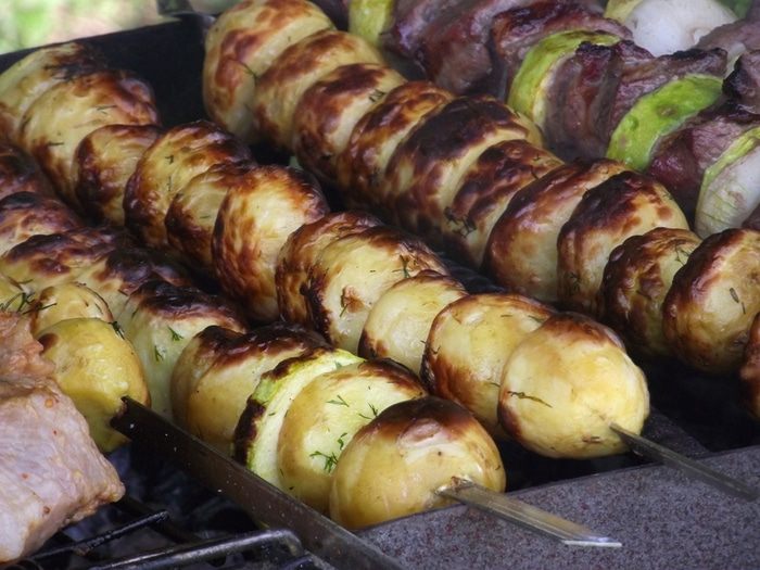 Молодой картофель в маринаде на мангале