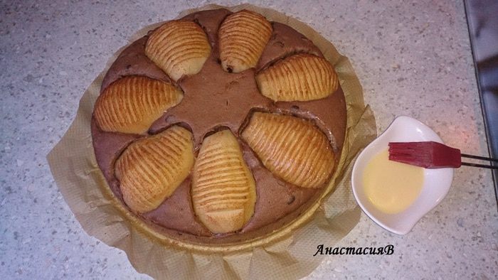 Шоколадный пирог с грушами и яичным ликером