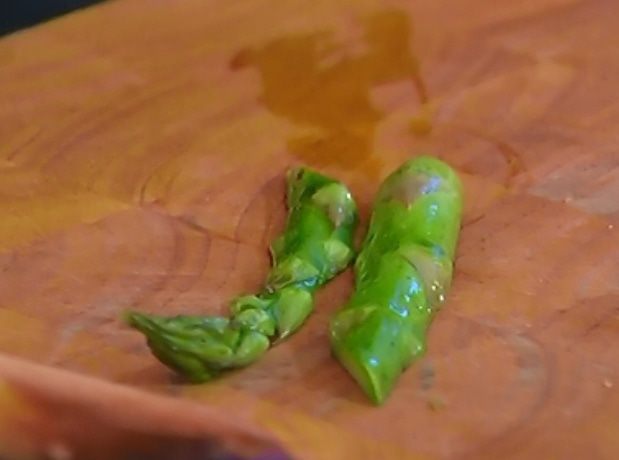 Гамбургеры с горгонзолой и спаржей 