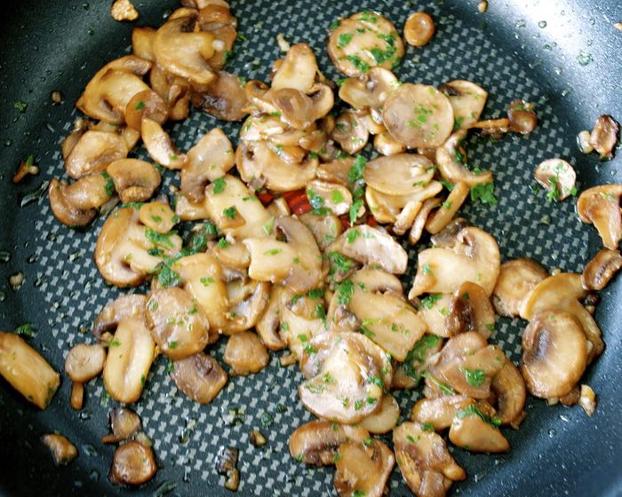 Салат из ветчины и макарон под соусом рикотта