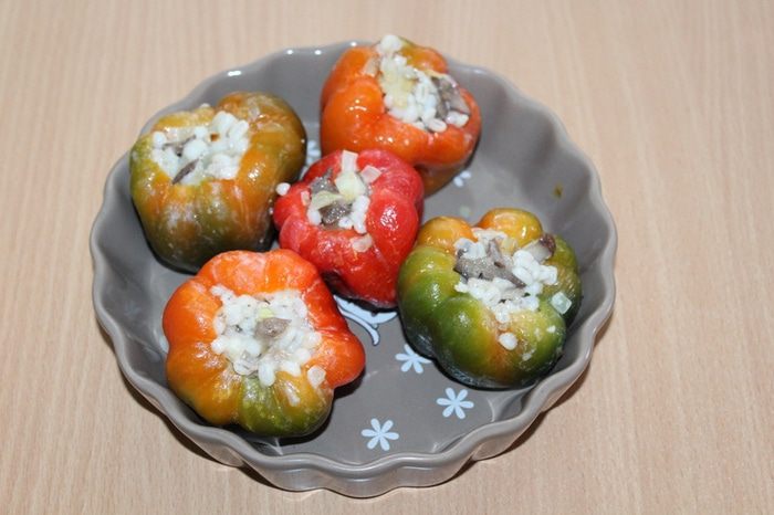 Перцы, фаршированные перловой крупой и грибами