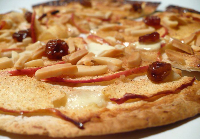 Яблочный фламмкухен с корицей