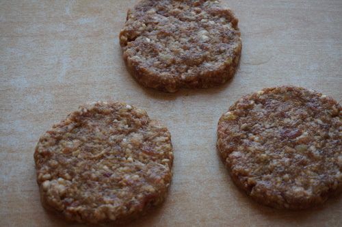 Бургер с ананасом и соусом терияки