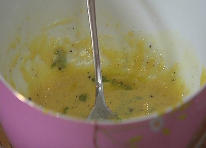 Салат с помидорами черри, беконом и крутонами 