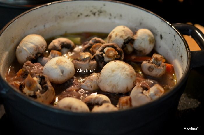 Говяжьи ребра по-бургундски