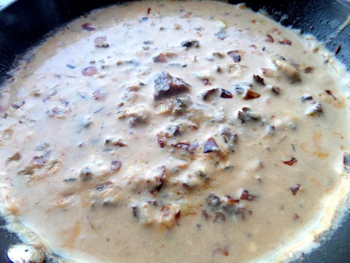Сливочный соус с черносливом