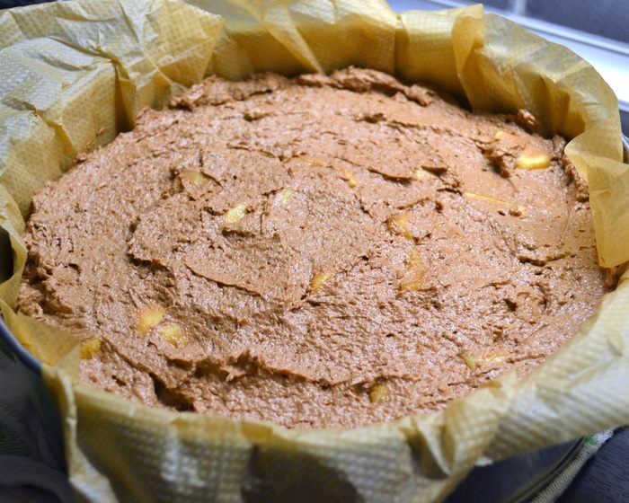 Шоколадный пирог с яблоками