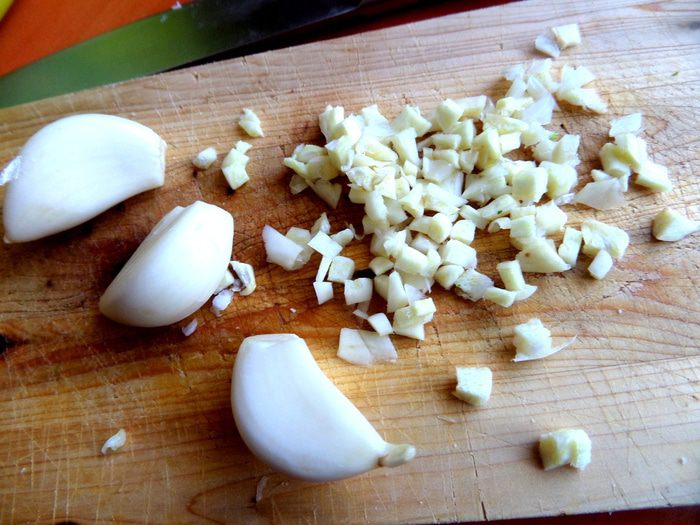 Баварские колбаски с итальянской пастой под сырным штрейзелем