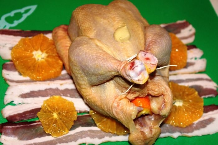 Румяные цыплята с апельсинами в беконе