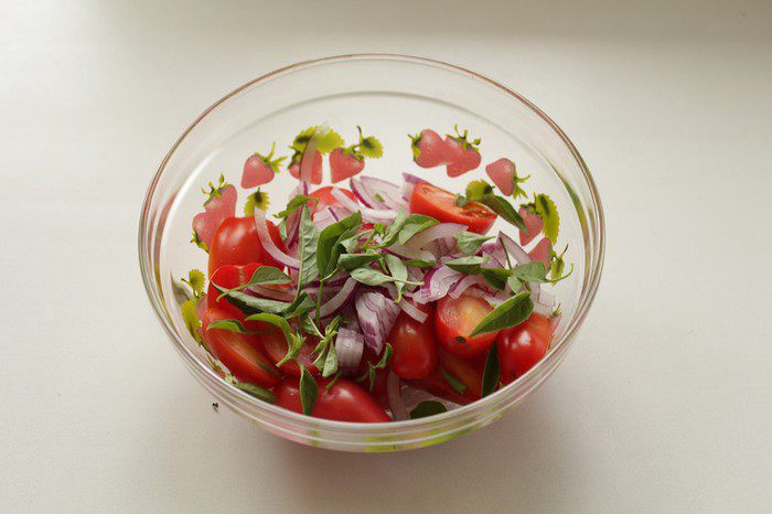 Салат с помидорами, моцареллой и руколой