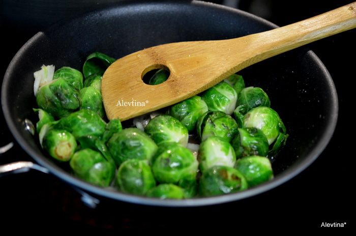 Брюссельская капуста с кунжутным семенем