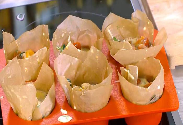 Мини-киши со шпинатом, копченой рыбой и помидорами 