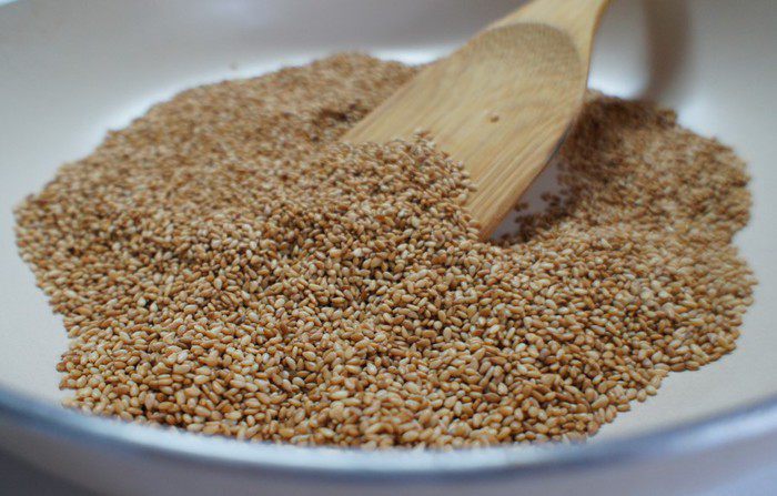 Воздушный кунжутный пирог с черникой