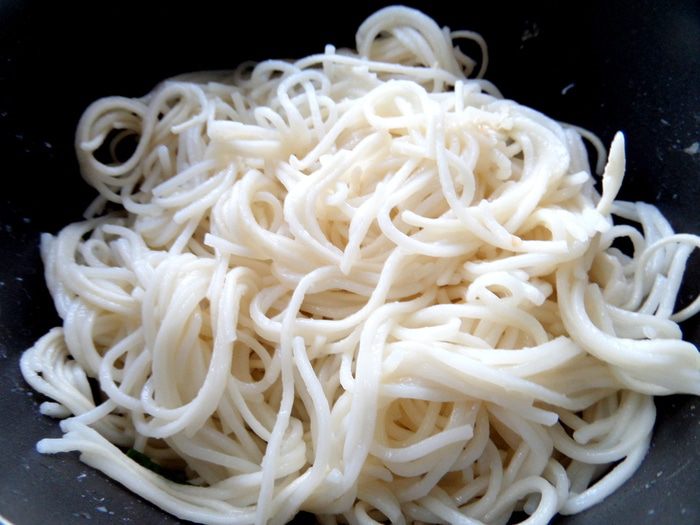 Рисовая вермишель с овощами и курицей