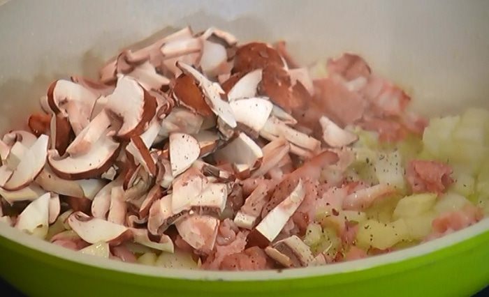 Спаржа с грибами и беконом под сырной корочкой