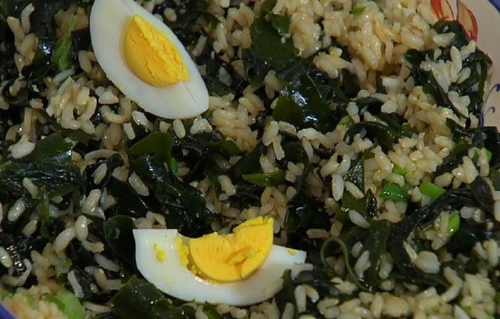 Рисовый салат с морскими водорослями и яйцами 