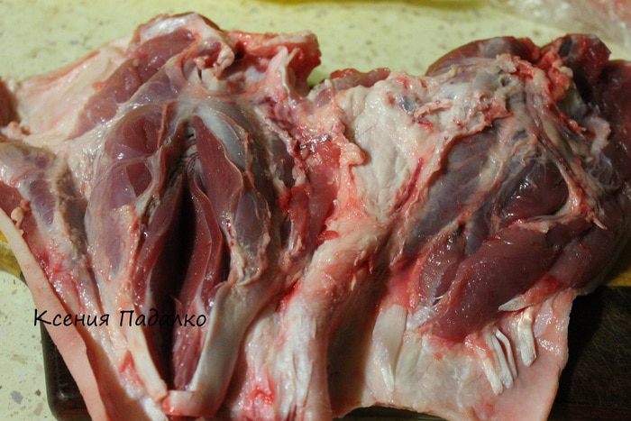 Рулька запеченная с луком и чесноком