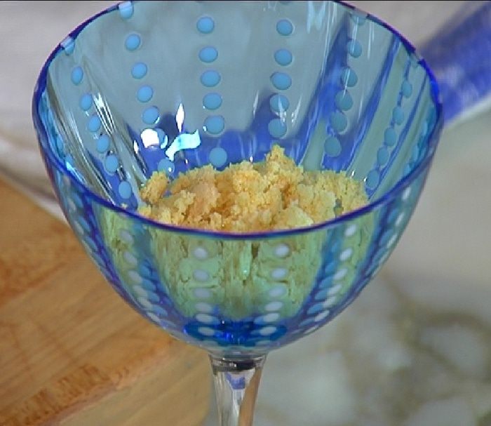 Взбитые сливки с томлеными сливами и карамелизированными орехами 