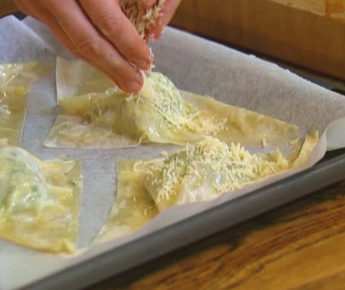 Пирожки со шпинатом, курицей и кедровыми орешками