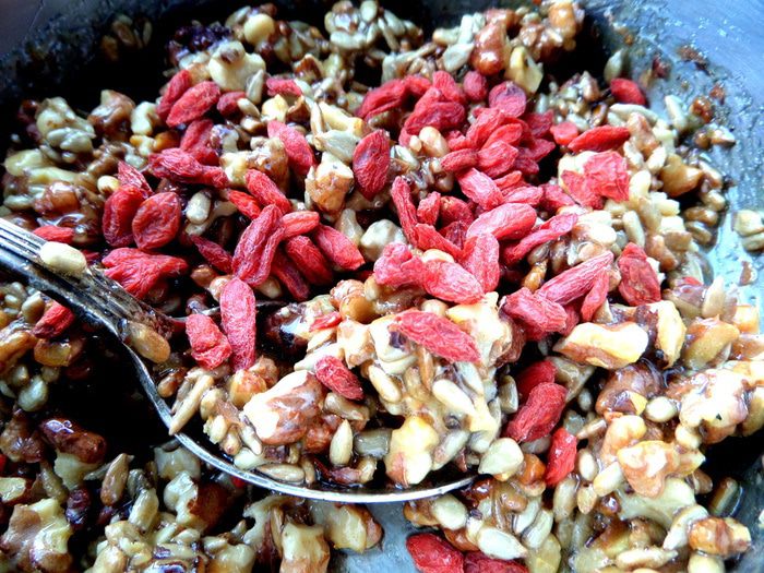 Козинаки из орехов, семечек и ягод годжи