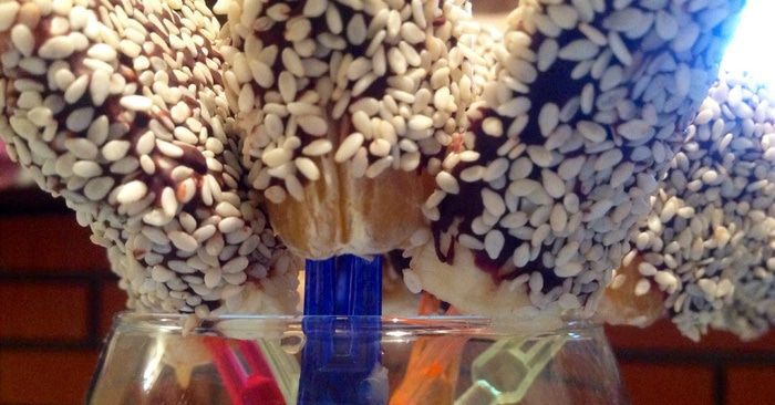 Свежие фрукты в шоколаде и кунжуте