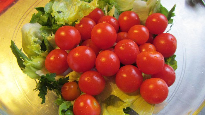 Салат с куриной грудкой и заправкой из ароматных трав