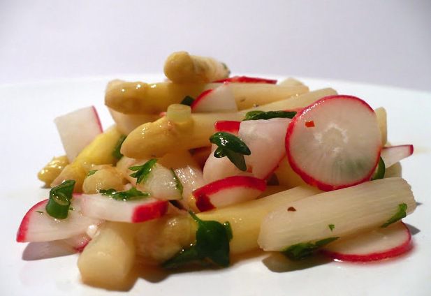 Салат из спаржи и редиски с медовой заправкой