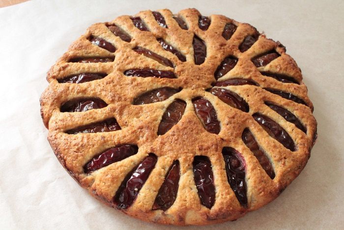 Творожно-ореховый пирог со сливами