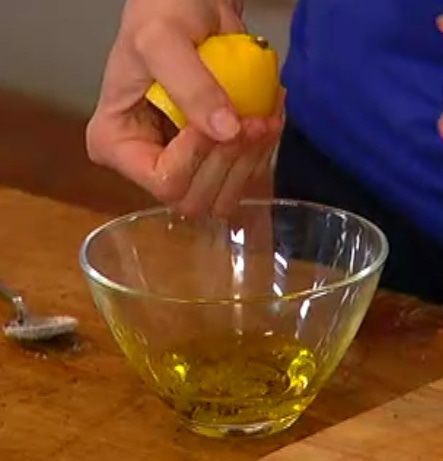 Теплый салат из красного риса с зеленью и миндалем